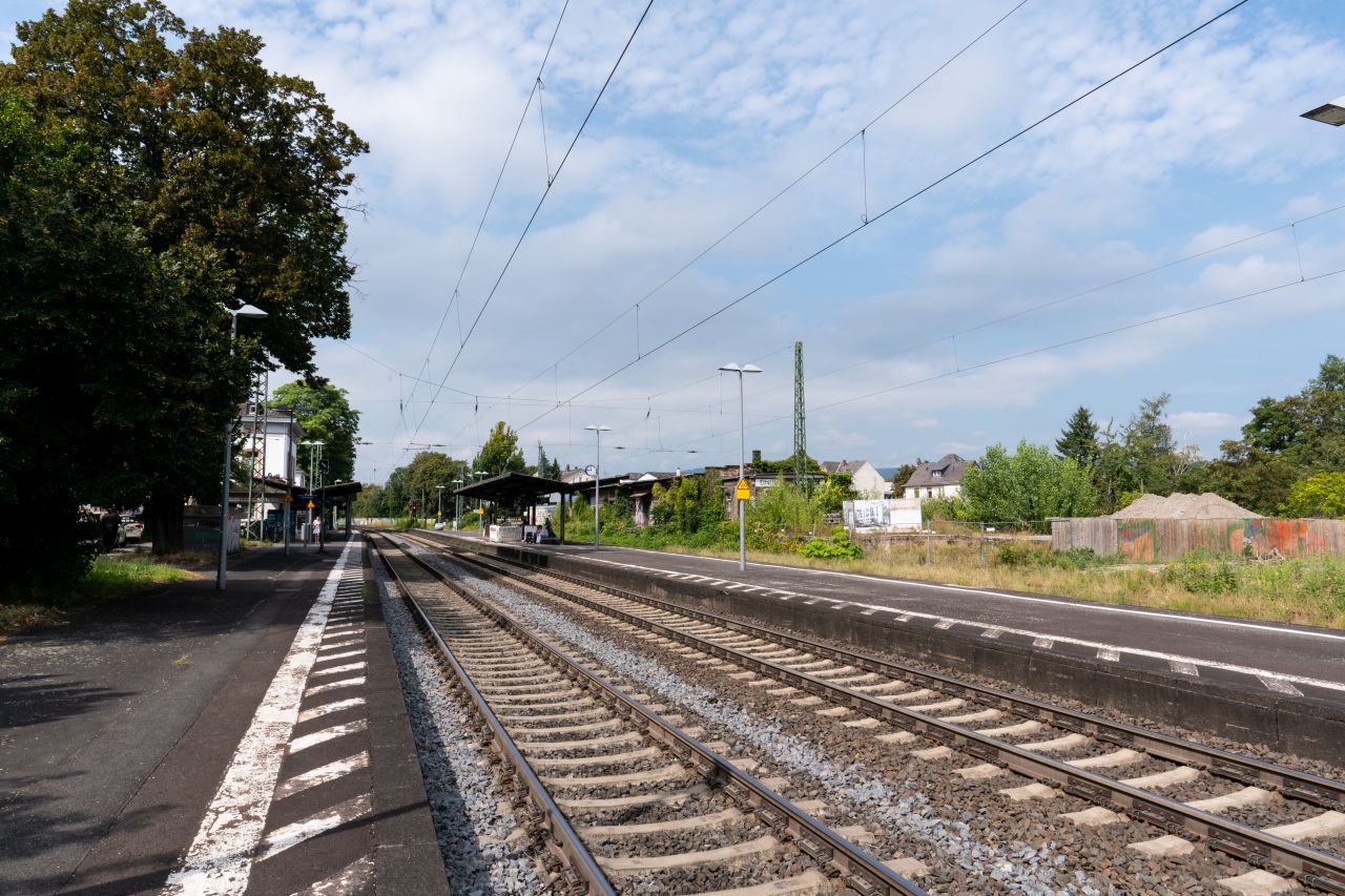 Bahnhof Eltville mit Gleisen, Bahnsteigen, Oberleitungen und Unterständen.