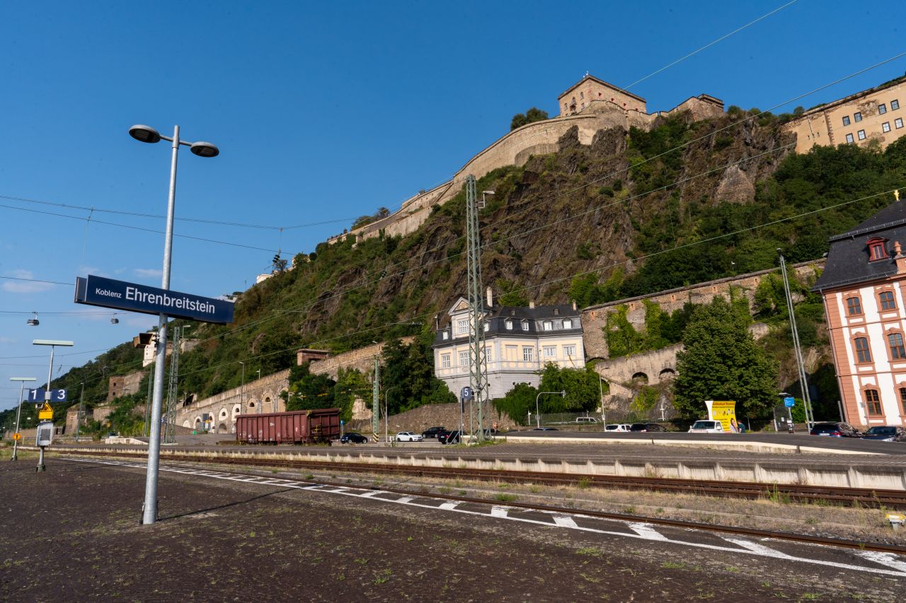 Der Bahnsteig des Bahnhof Koblenz Ehrenbreitstein unterhalb der Festung Ehrenbreitstein.