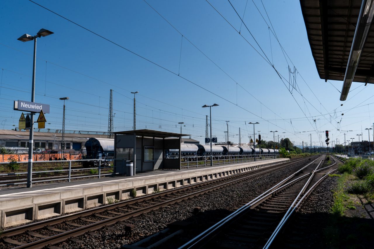 Bahnhof Neuwied mit mehreren Gleisen und einem Bahnsteig. Auf einem Gleis steht ein Güterzug.