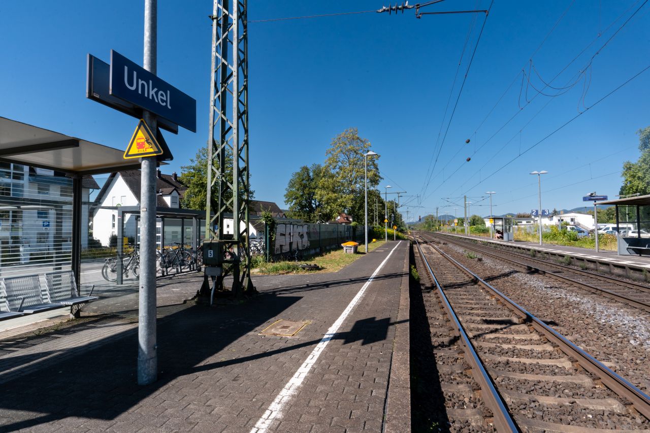 Bahnsteig der Station Unkel mit Sitzmöglichkeiten und Fahrradstellplatz in unmittelbarer Nähe.