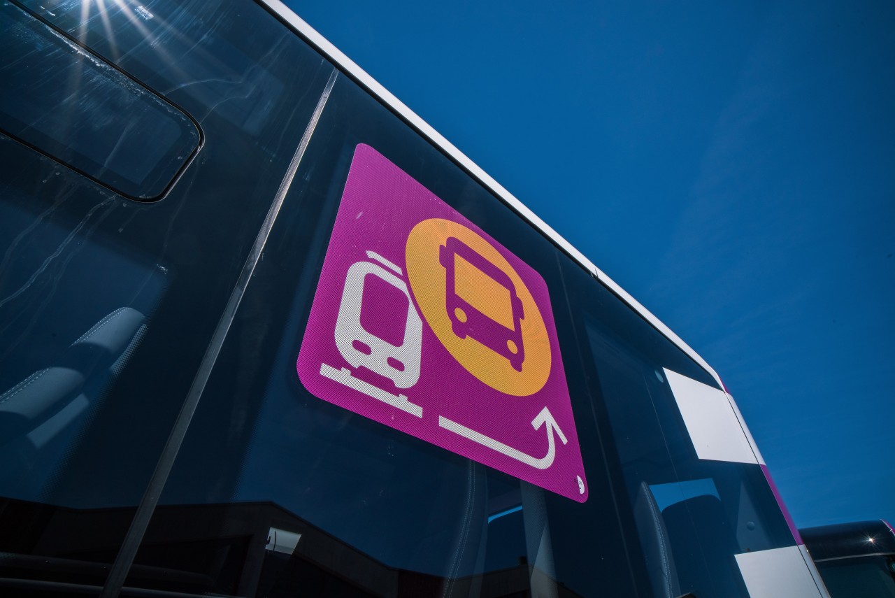 Die Busse des Ersatzverkehrs sind mit ihrer purpurnen Farbe leicht zu erkennen, ebenso das Piktogramm, das sich auf den Bussen wiederfindet. Piktogramm des Ersatzverkehrs, aufgeklebt auf einem Bus des Ersatzverkehrs.